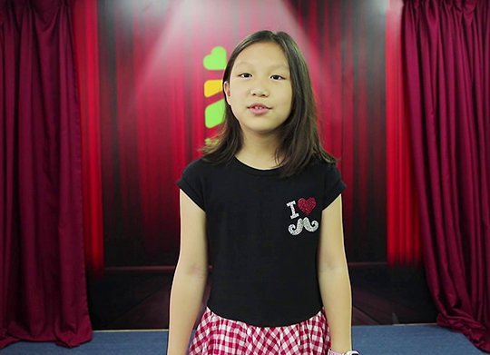 新闻小主播邱然